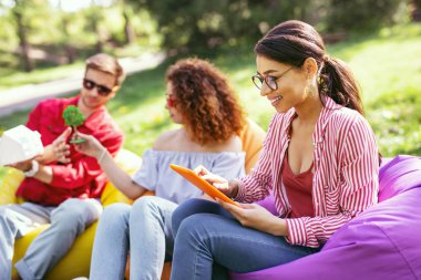 Onun tablet üzerinde çalışan neşeli kadın