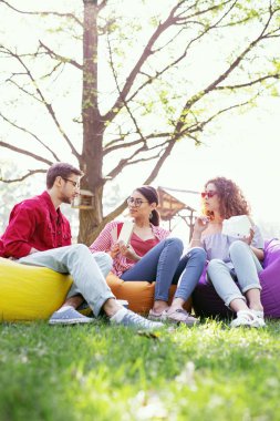 İş onun çalışma arkadaşlarınızla tartışıyor kadın konsantre