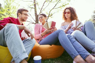 Kadın onun meslektaşları ile malzeme seçimi ilham