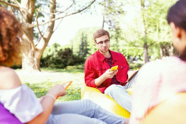 Ciddi Şef onun çalışanları ile konuşmak