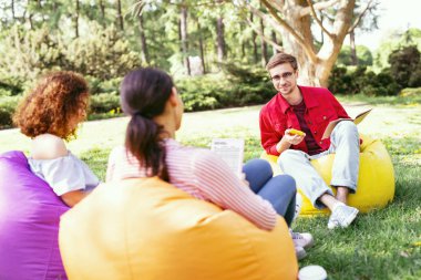 Neşeli Şef onun çalışanları ile konuşmak