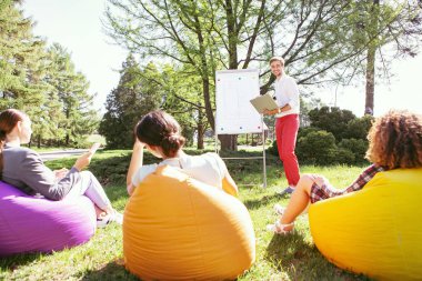 Arkadaşları ile proje hakkında konuşan neşeli adam