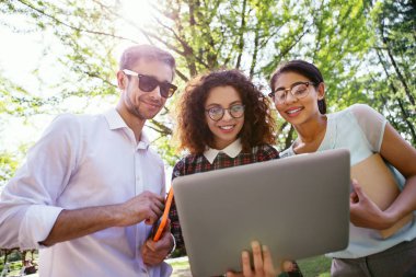 mutlu öğrencilerin ödevlerini birlikte yapıyor