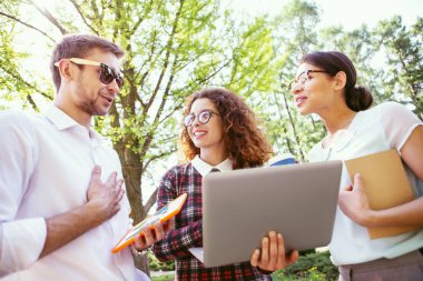 İçerik öğrencilerin ödevlerini birlikte yapıyor