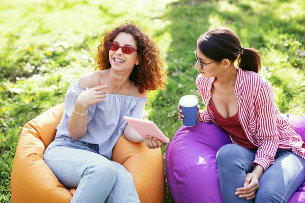 Happy stylish girls talking and relaxing — Stock Photo, Image