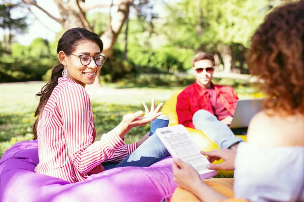 Equipo feliz trabajando juntos al aire libre — Foto de Stock