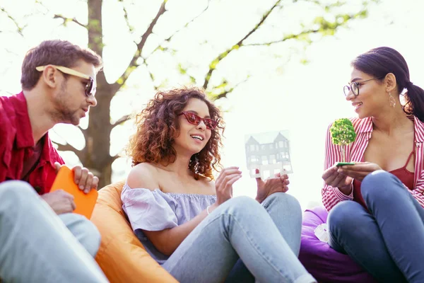 Alerter les collègues qui travaillent ensemble en plein air — Photo