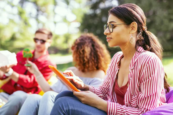 Ernstige vrouw die op haar Tablet-PC werkt — Stockfoto