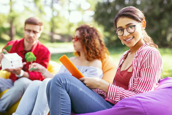 Mujer contenta trabajando en su tableta — Foto de Stock