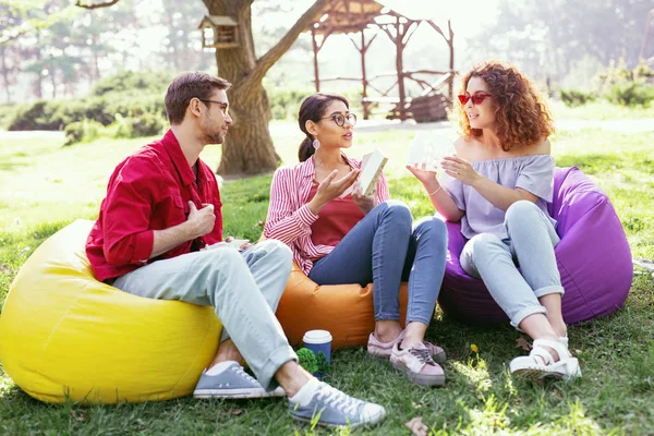 Gladlynt kvinna diskuterar arbetet med hennes medarbetare — Stockfoto