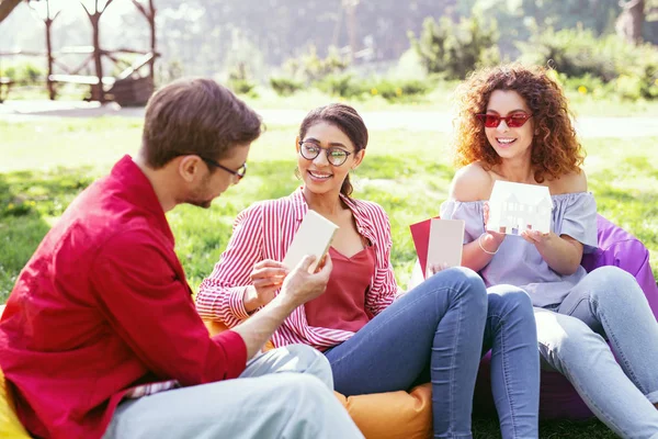 Innehåll kvinna diskuterar arbetet med hennes medarbetare — Stockfoto