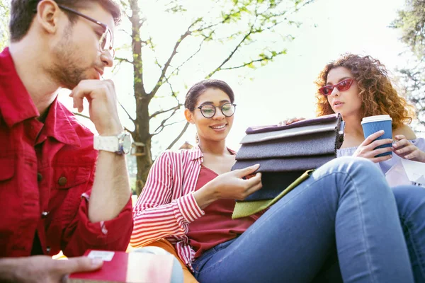 Mujer exuberante eligiendo material con sus colegas —  Fotos de Stock