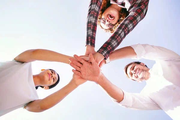 Vrolijke collega's tevreden zijn met hun werk — Stockfoto