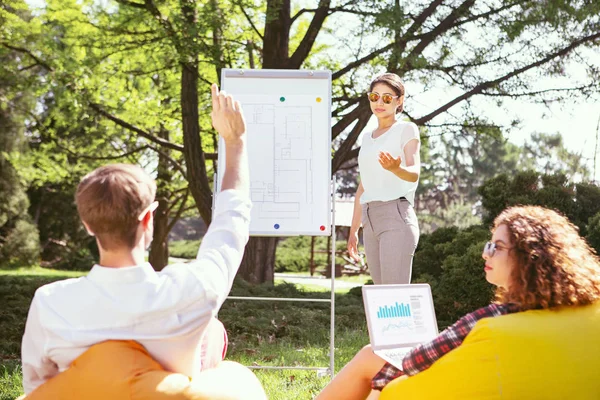 Konzentriertes Mädchen, das neben dem Brett steht — Stockfoto