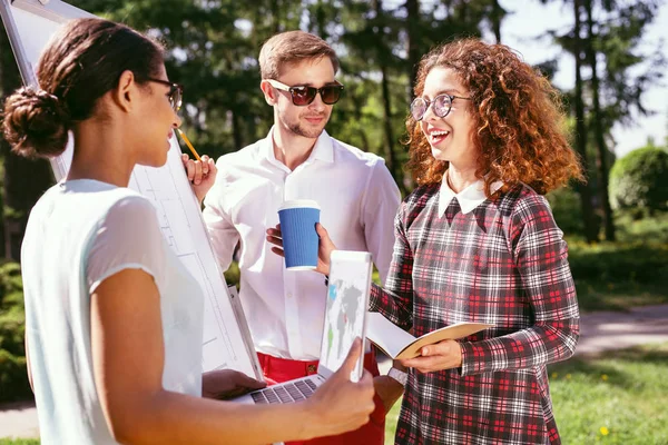 Wesoły studentów robi ich pracy domowej projektu — Zdjęcie stockowe