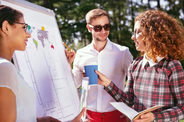 Begeisterte Schüler bei der Hausaufgabenbetreuung — Stockfoto