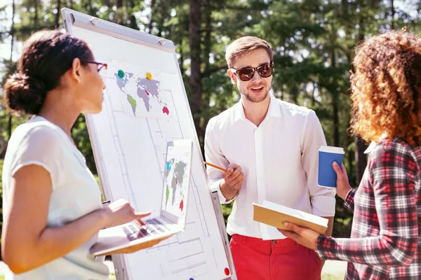 Goed Humeur Geïnspireerd Stijlvolle Man Permanent Buurt Van Het Bord — Stockfoto