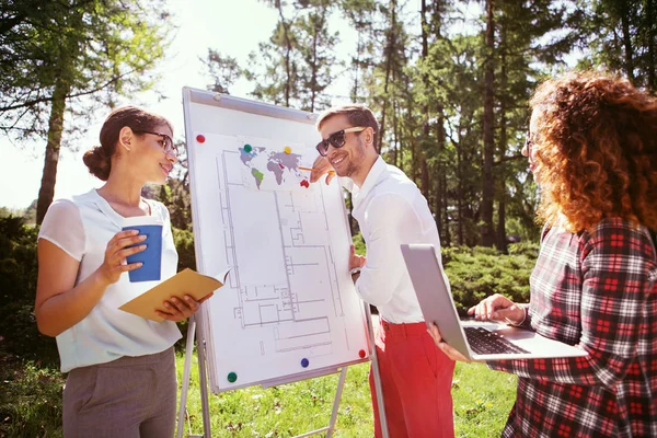 Inspirierter männlicher Student spricht über sein Projekt — Stockfoto