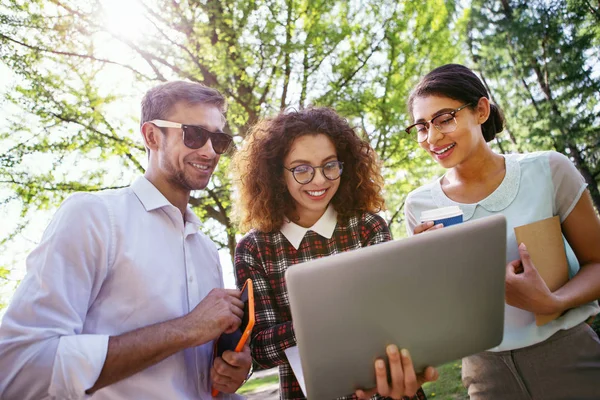 Estudantes inspirados fazendo seus trabalhos de casa juntos — Fotografia de Stock