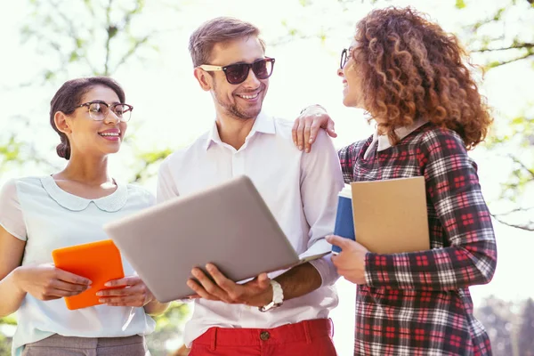 Diz üstü tutarak uyarı erkek öğrenci