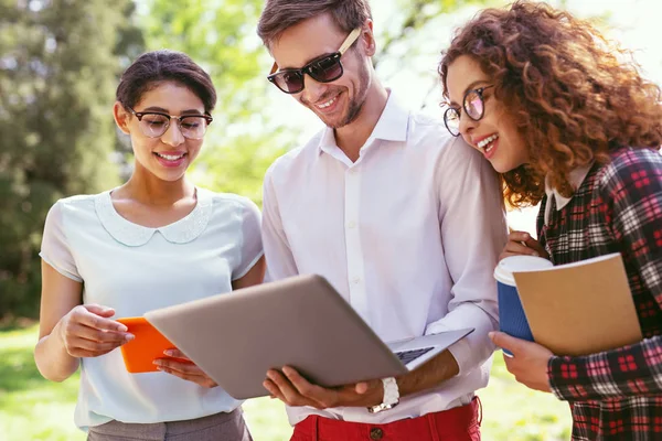 Diz üstü tutarak içerik erkek öğrenci