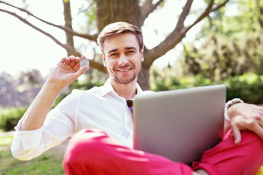 Yazı tura holding neşeli genç adam