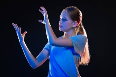 Yeni teknoloji test akıllı ciddi kadın