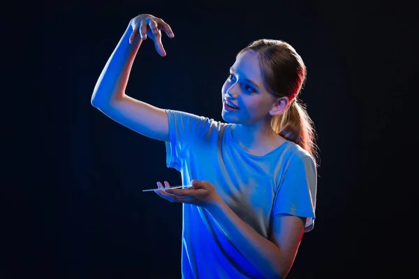 Freudig positive Frau lächelnd — Stockfoto