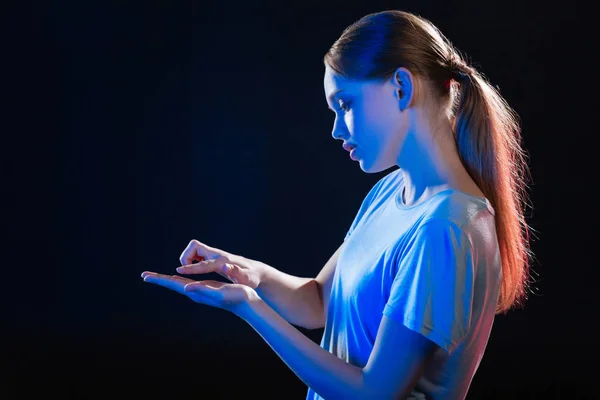 Mulher inteligente grave usando um dispositivo virtual — Fotografia de Stock