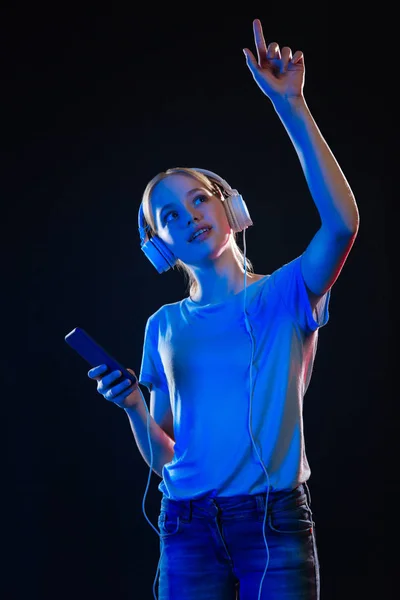 Encantada mujer agradable disfrutando de la música — Foto de Stock