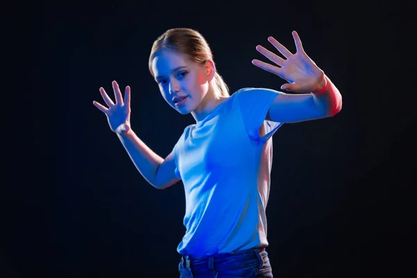 Atrakcyjna młoda kobieta stojąc przed ekranu wirtualnego — Zdjęcie stockowe