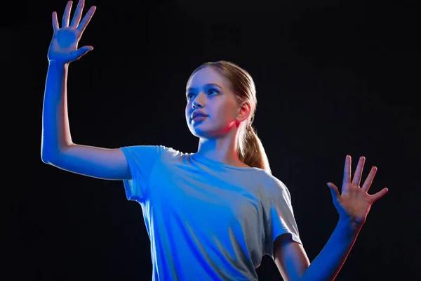 Slimme jonge vrouw stond voor het transparante scherm — Stockfoto