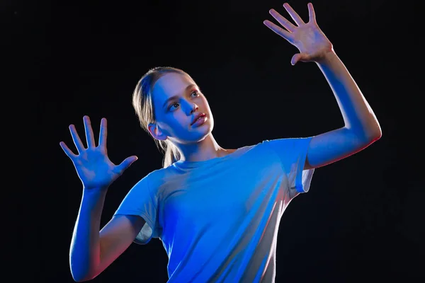 Mooie blonde vrouw staande voor het zintuiglijke scherm — Stockfoto