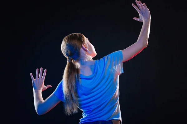 Mulher atraente positivo experimentando tecnologias virtuais — Fotografia de Stock