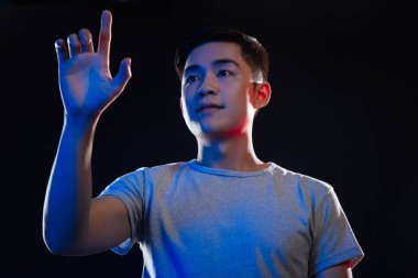 Modern teknoloji kullanan güzel Asyalı adam