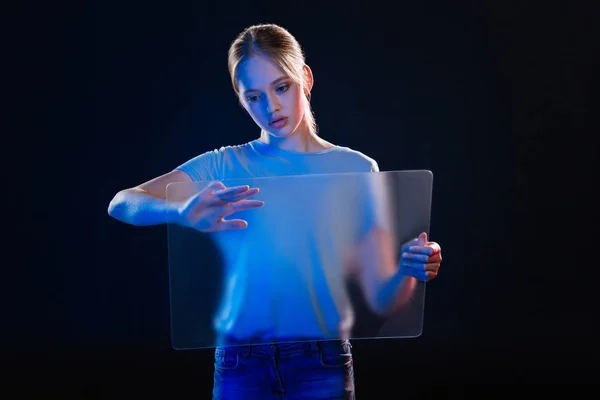 Серьезная молодая женщина с прозрачным экраном — стоковое фото
