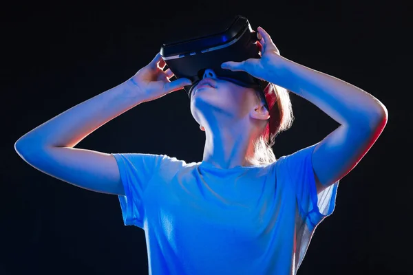 Mujer joven inteligente usando gafas VR —  Fotos de Stock