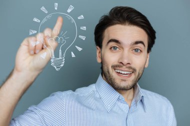 Alışılmadık bir fikir elde ederken mutlu duygu yaratıcı web geliştirici