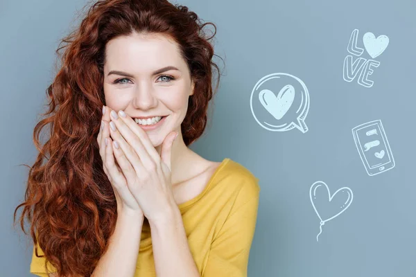 Allegro donna sorridente e battendo le mani, mentre guardando romantico — Foto Stock