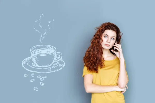 Femme détendue parlant au téléphone et regardant calme — Photo