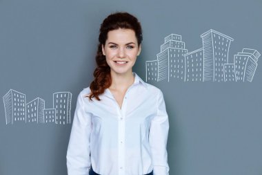 Gülümseyen ve mutlu görünüyordu neşeli mühendisi