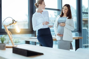 Mutlu genç kadın arkadaşça sohbet