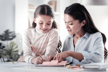 Çocuk etiketleri üzerinde bilgi ekleme konsantre
