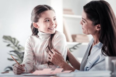 Onun öğretmen hoş esmer kız