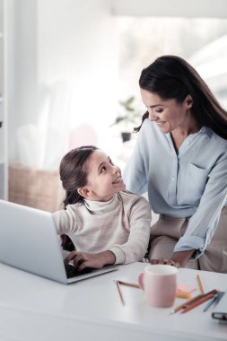 Birbirine bakarak memnun kadın