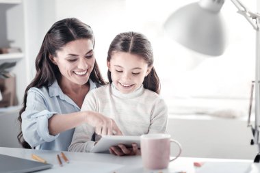 Kızı ile zaman geçirmekten mutlu esmer kadın