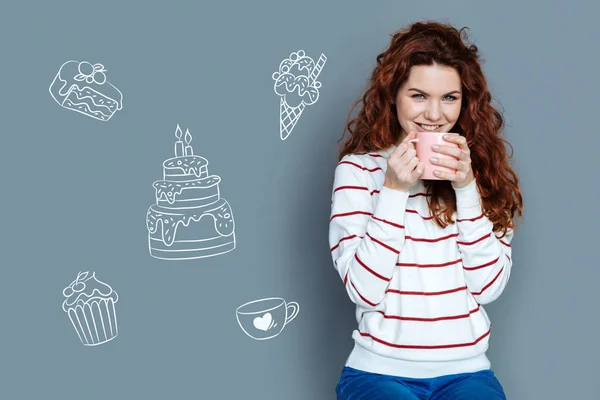 Lächelnde Sekretärin, die Freizeit hat und leckeren Tee trinkt — Stockfoto