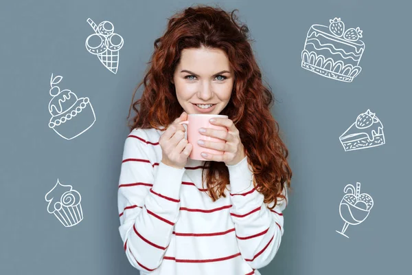 Belle jeune femme tenant une grande tasse et buvant du thé — Photo