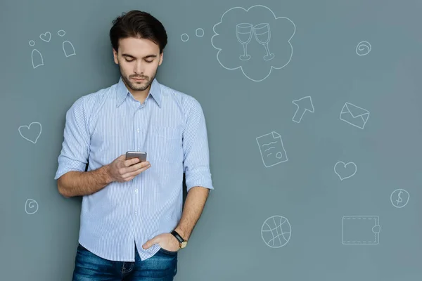 Hombre tranquilo pensando en su aniversario de boda y escribiendo un mensaje — Foto de Stock