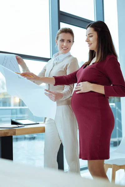 彼女の同僚を見て驚くべき女性 — ストック写真